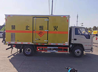 个旧爆破器材运输车工人安全操作规范与智能技术保障
